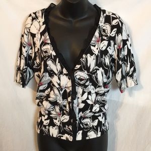 Beautiful Floral N-neck Cardigan Size Small